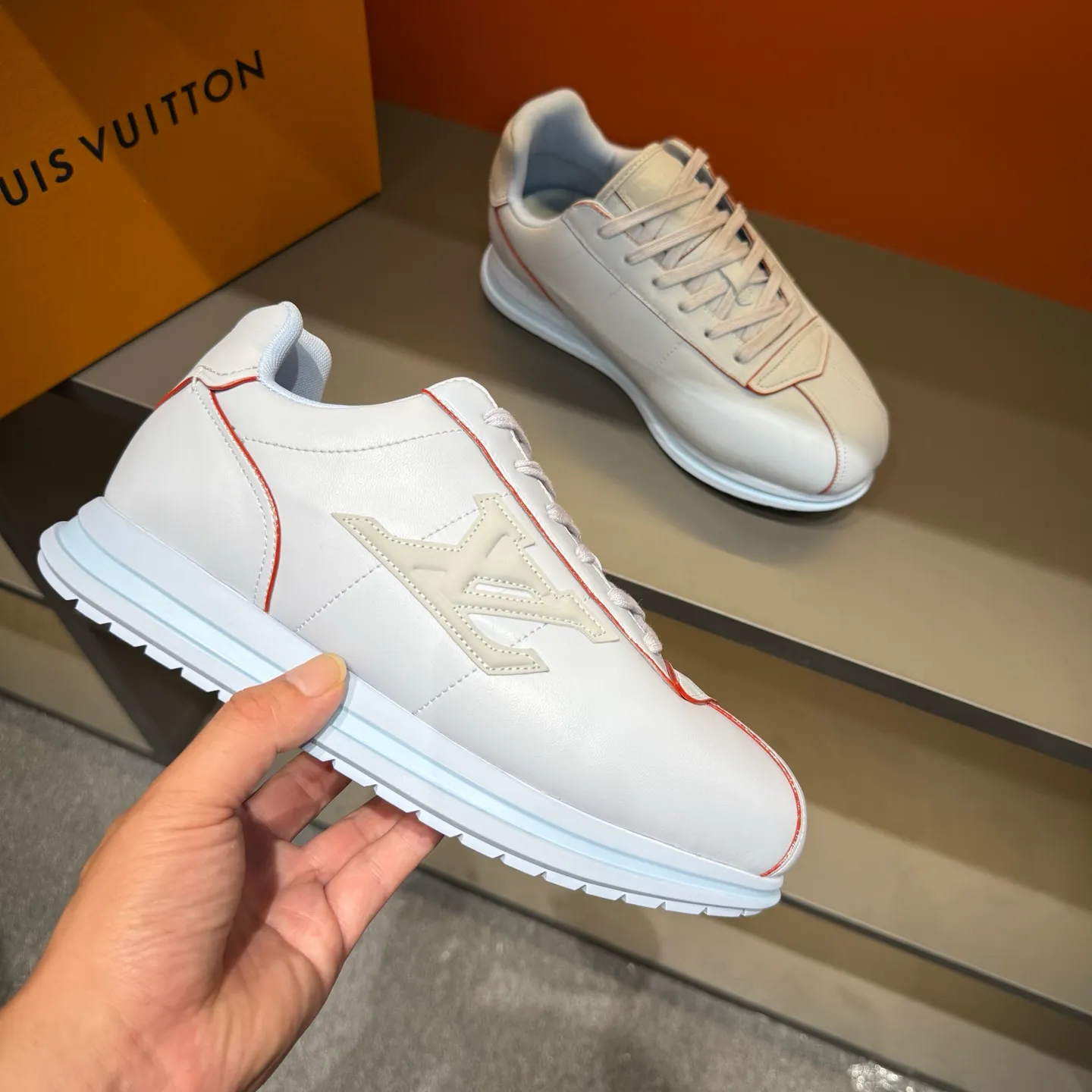 P540 Size 38-45 LV 🫏The colorful interpretation of BUTTERSOFT sneakers combines sheepskin, The colorful interpretation of LV BUTTERSOFT sneakers combines sheepskin and calfskin, bringing a super soft feel. Designed by Pharrell Williams, this '60s-inspired shoe features a padded upper that's been crafted by Louis Vuitton craftsmen to further enhance the comfort of the leather. In addition to the LV initials, it features multiple signatures, including natural leather trim and an embossed pattern of Pharrell Williams and lobster on the side, referencing the Fall/Winter 2025 men’s show. A must-have artifact for fashionistas✅